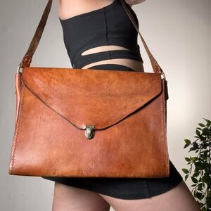 Elegant Tan Leather Messenger Bag